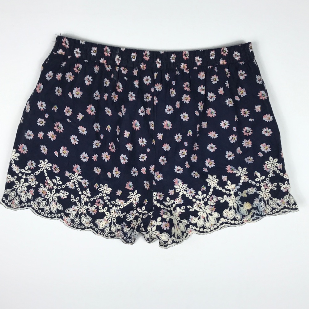 Tobi Floral Shorts - Picture 4 of 4
